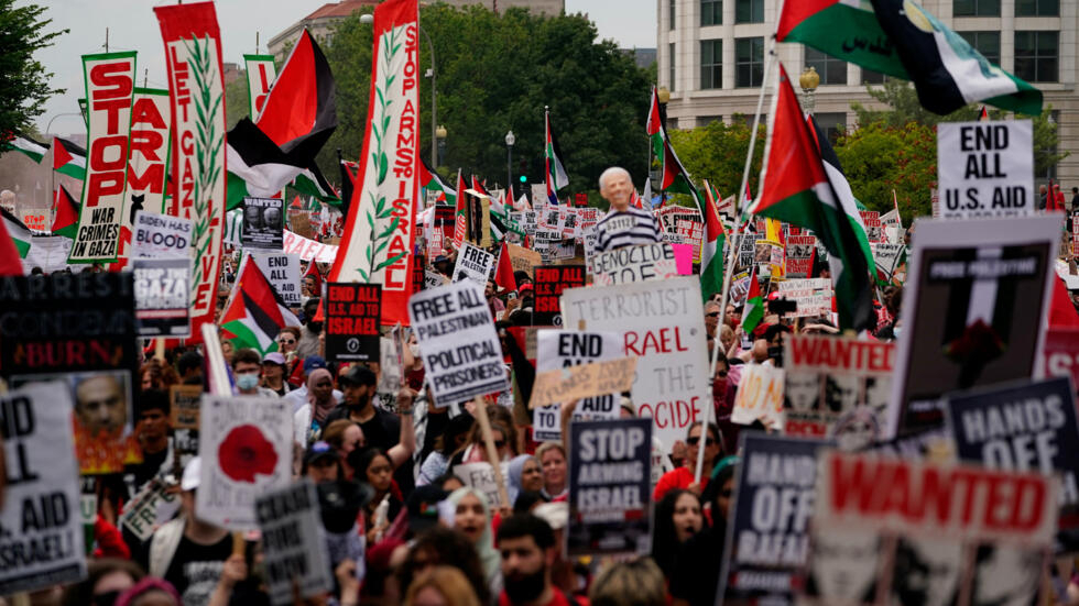 Netanyahu supports the Gaza war while protesters gather outside the US Congress.